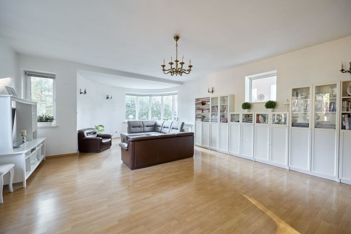 Unique home suitable for medical or other business – 3