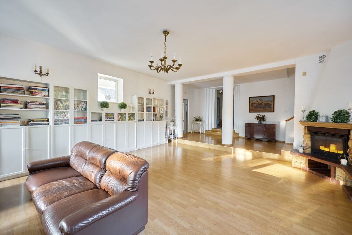 Unique home suitable for medical or other business – 2