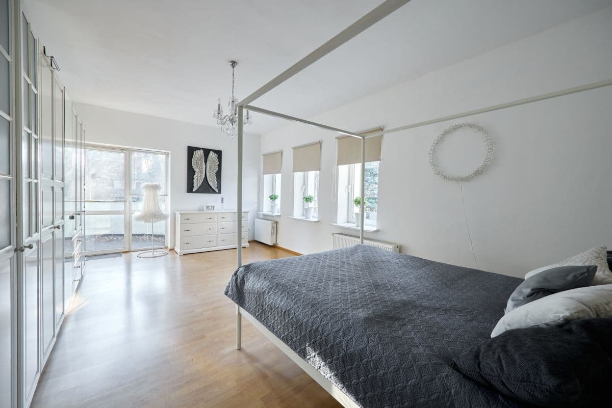 Unique home suitable for medical or other business – 4