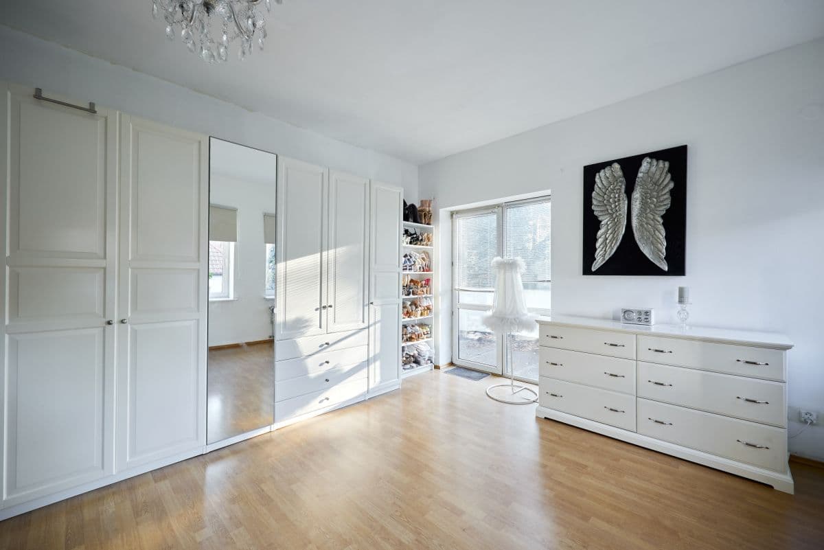 Unique home suitable for medical or other business – 6