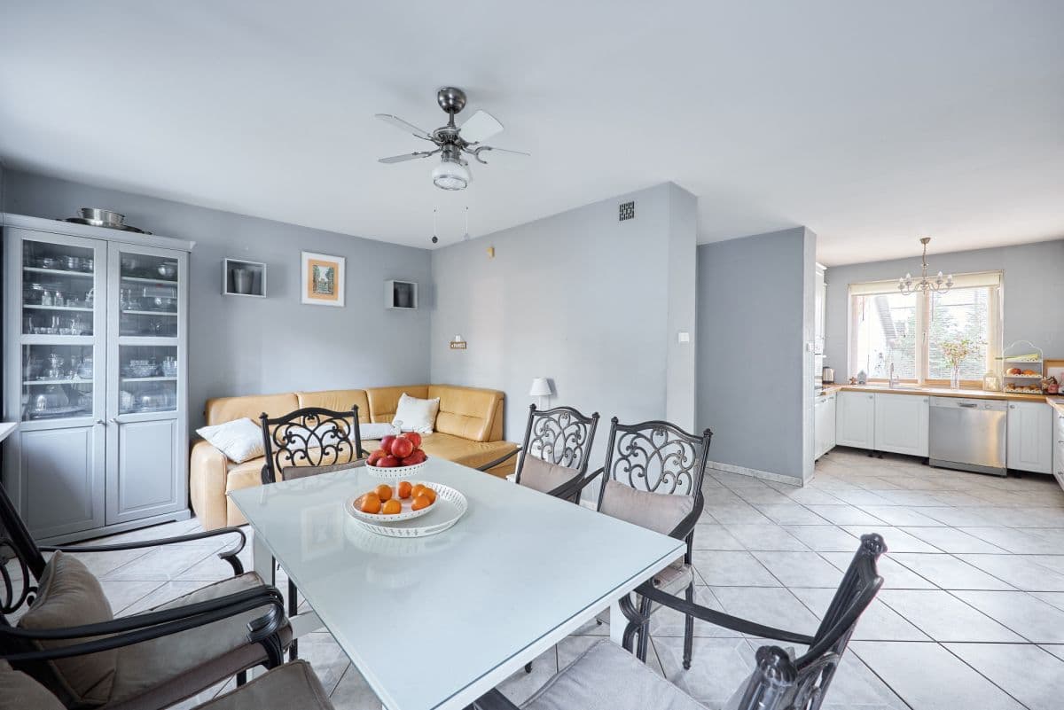 Unique home suitable for medical or other business – 12