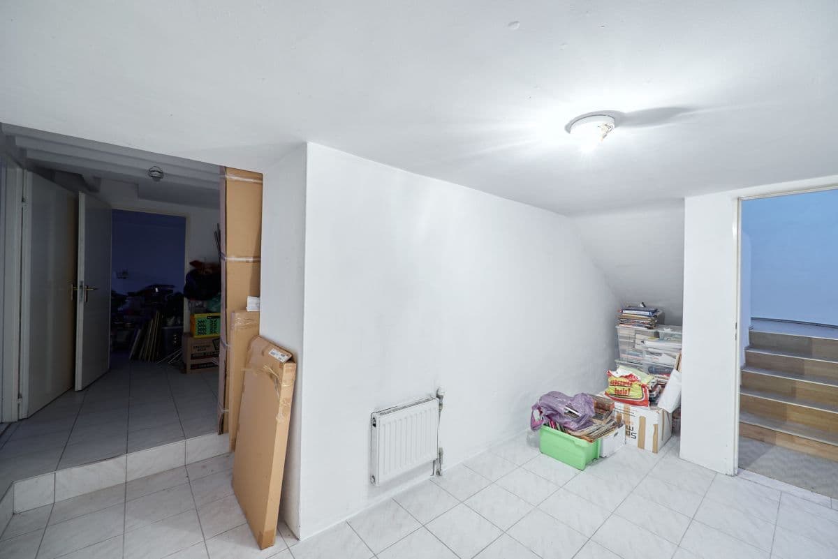 Unique home suitable for medical or other business – 13