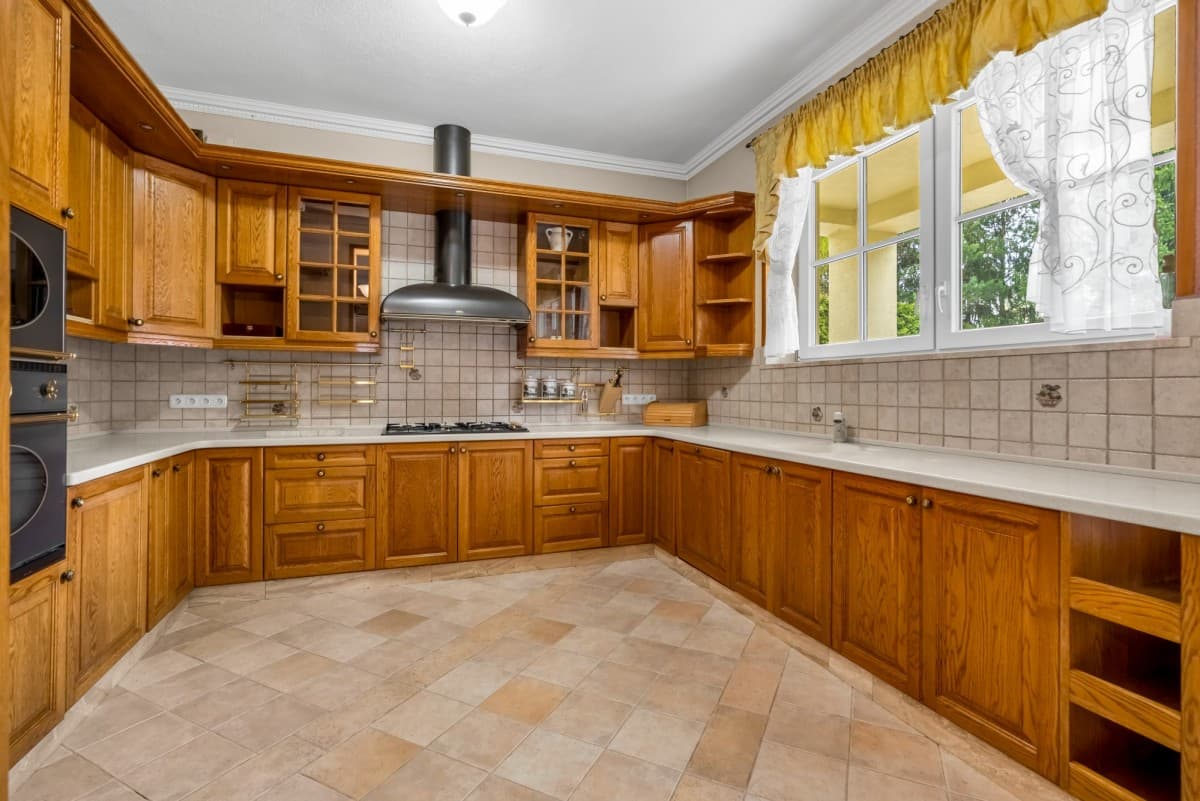 Красивый дом с бассейном в спокойном районе – 2