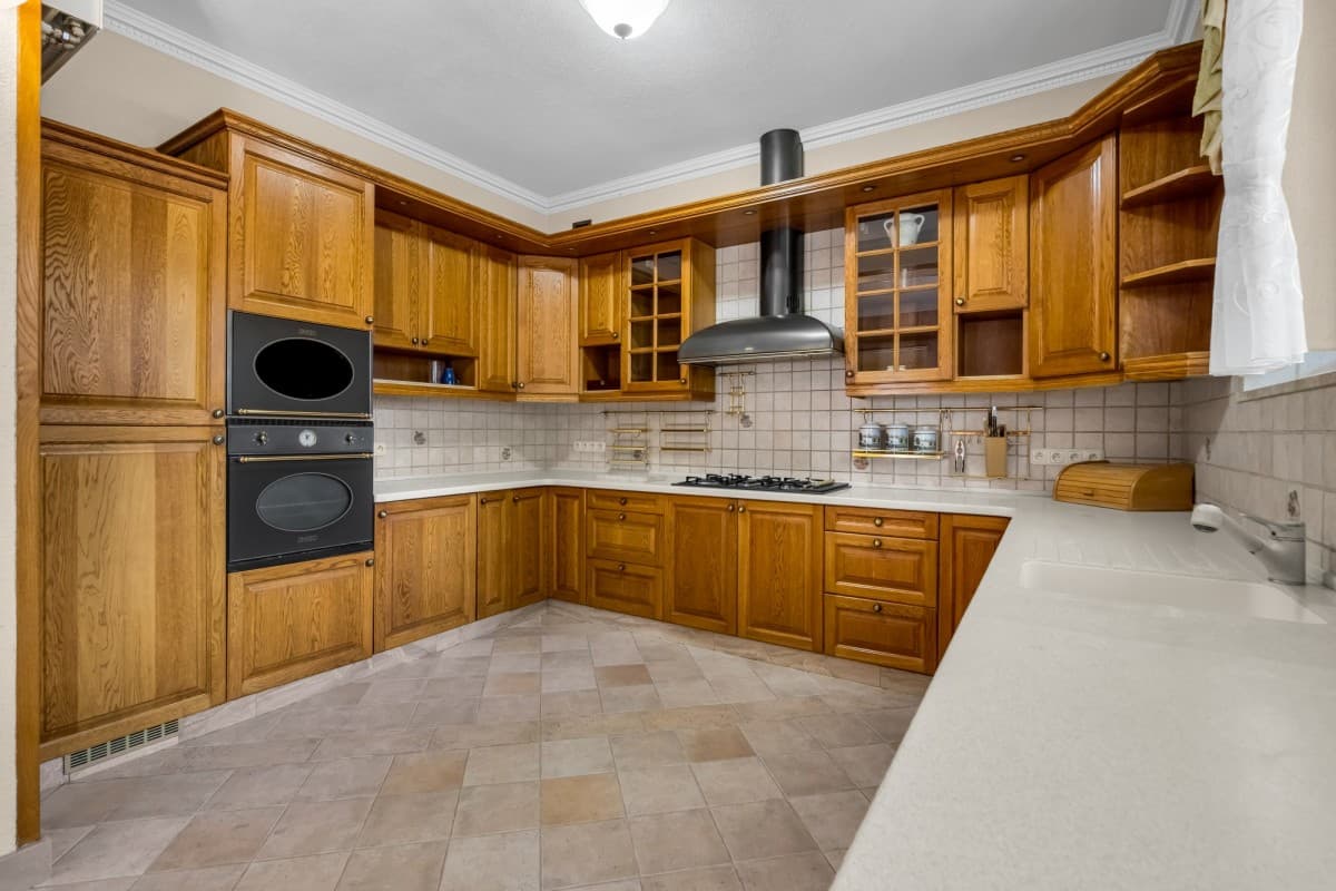 Красивый дом с бассейном в спокойном районе – 3