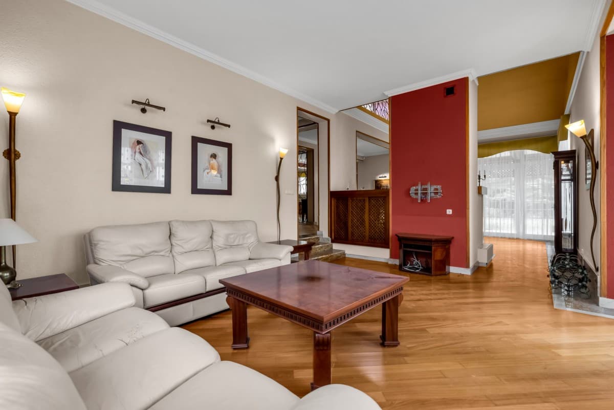 Красивый дом с бассейном в спокойном районе – 10