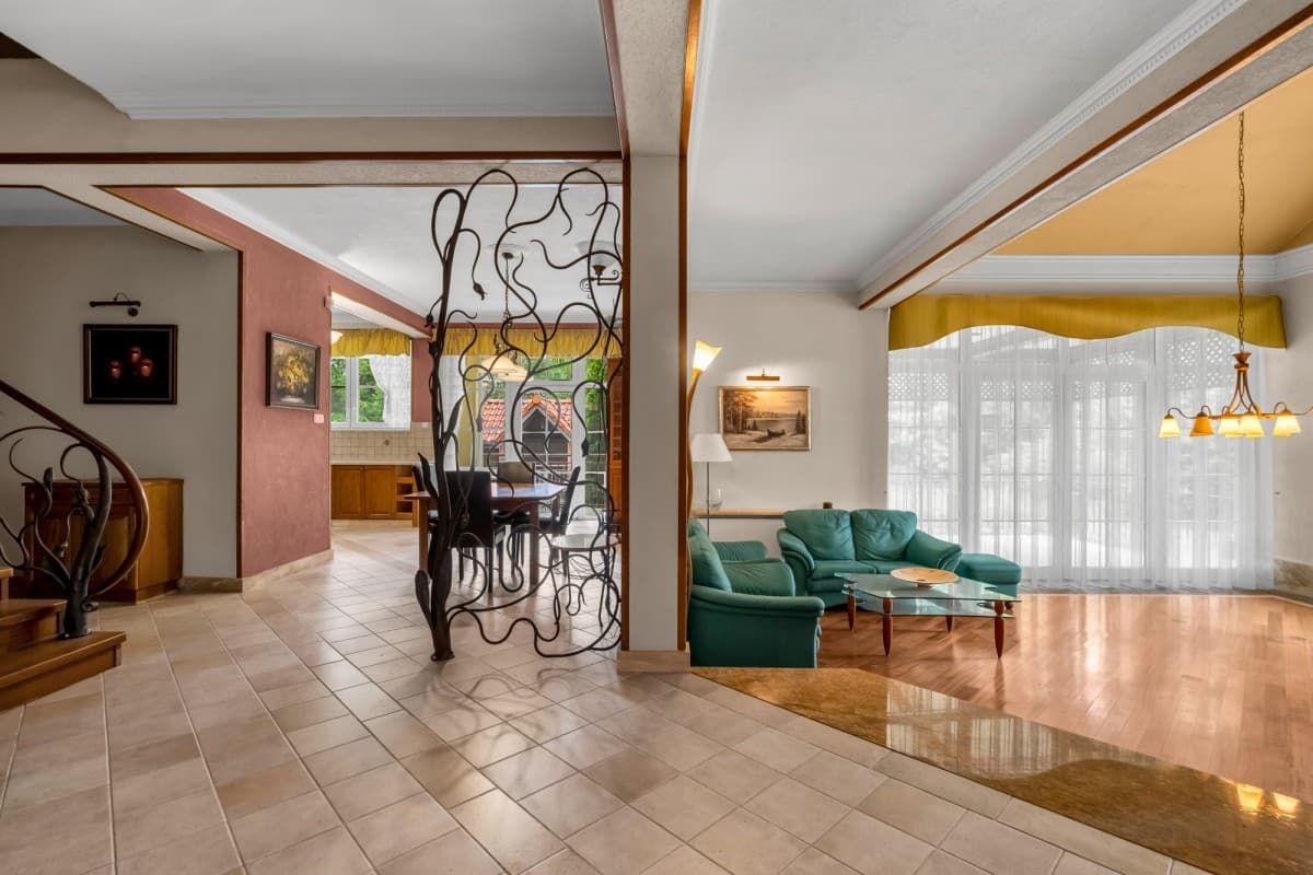 Красивый дом с бассейном в спокойном районе – 11