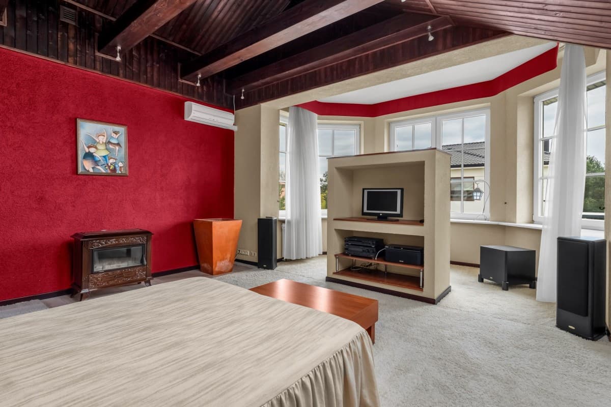 Красивый дом с бассейном в спокойном районе – 17