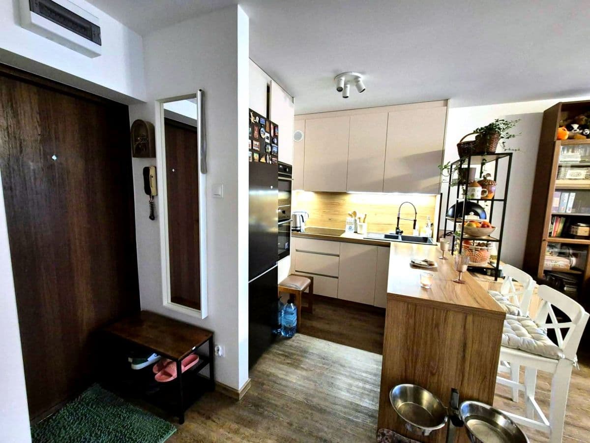 Светлая двухкомнатная квартира у ВАР – 5