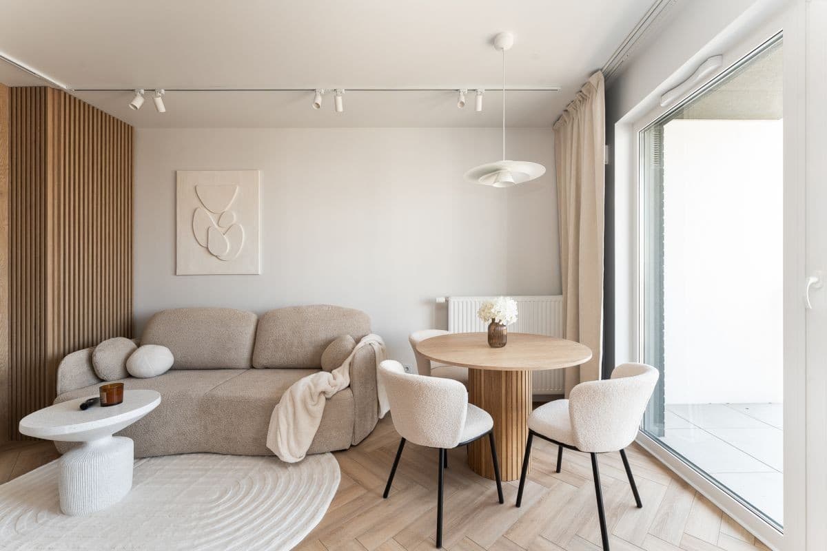 Современная 2-комнатная квартира с балконом в Урсусе – 1