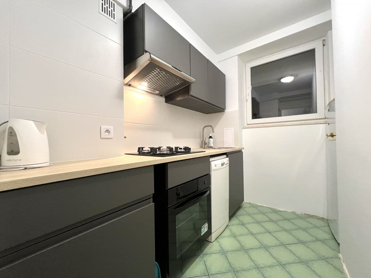 Отремонтированная 2-комнатная квартира с отдельной кухней – 5