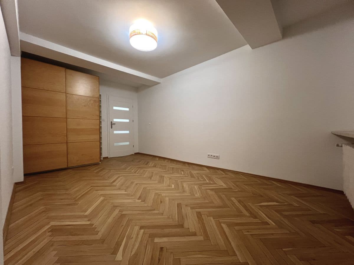 Отремонтированная 2-комнатная квартира с отдельной кухней – 9