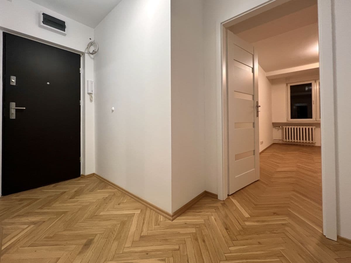 Отремонтированная 2-комнатная квартира с отдельной кухней – 10