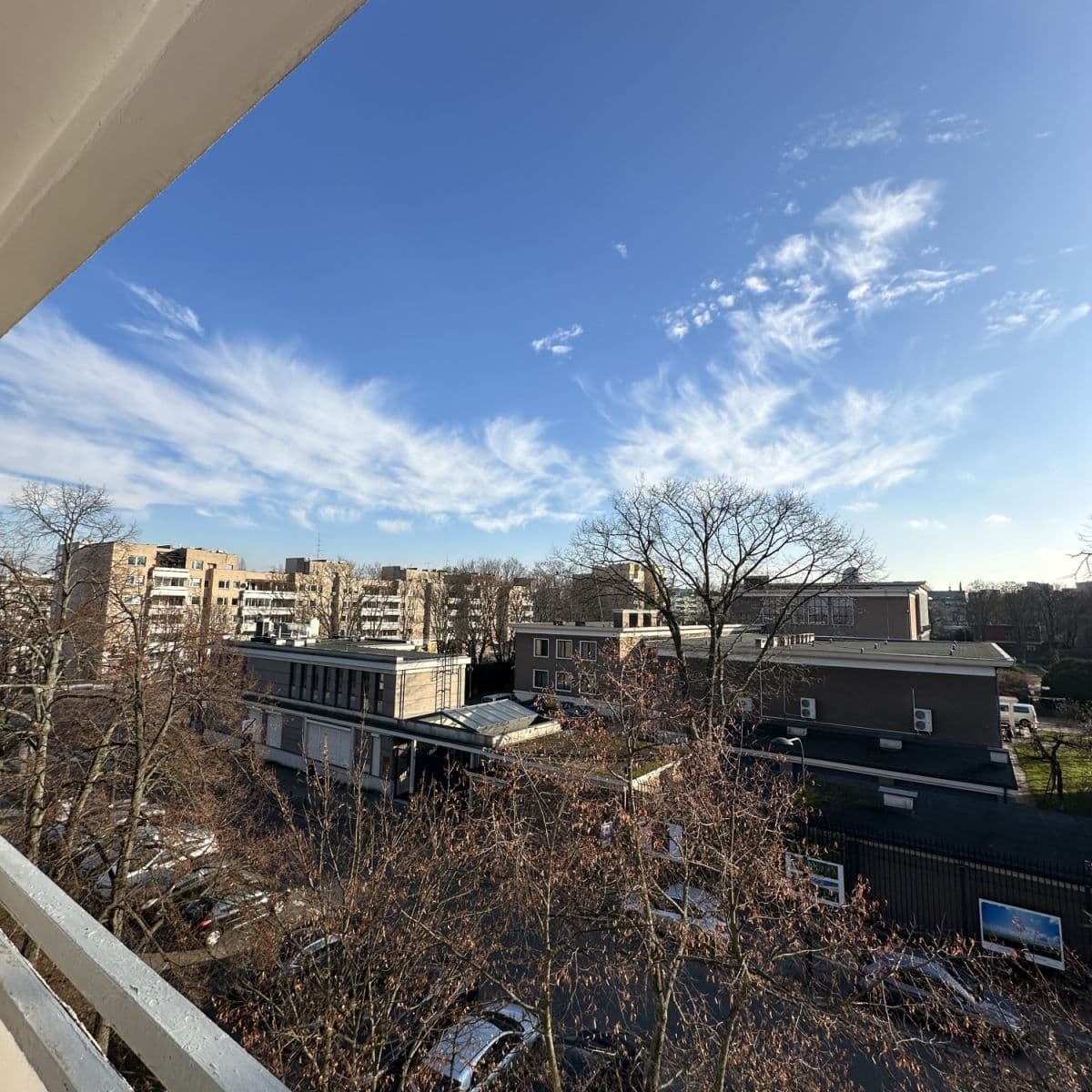 Светлая угловая квартира с большим балконом в центре города – 3