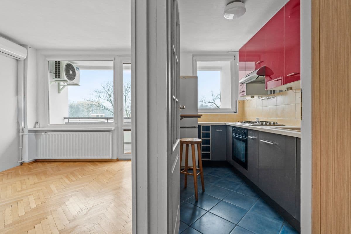 Светлая угловая квартира с большим балконом в центре города – 5