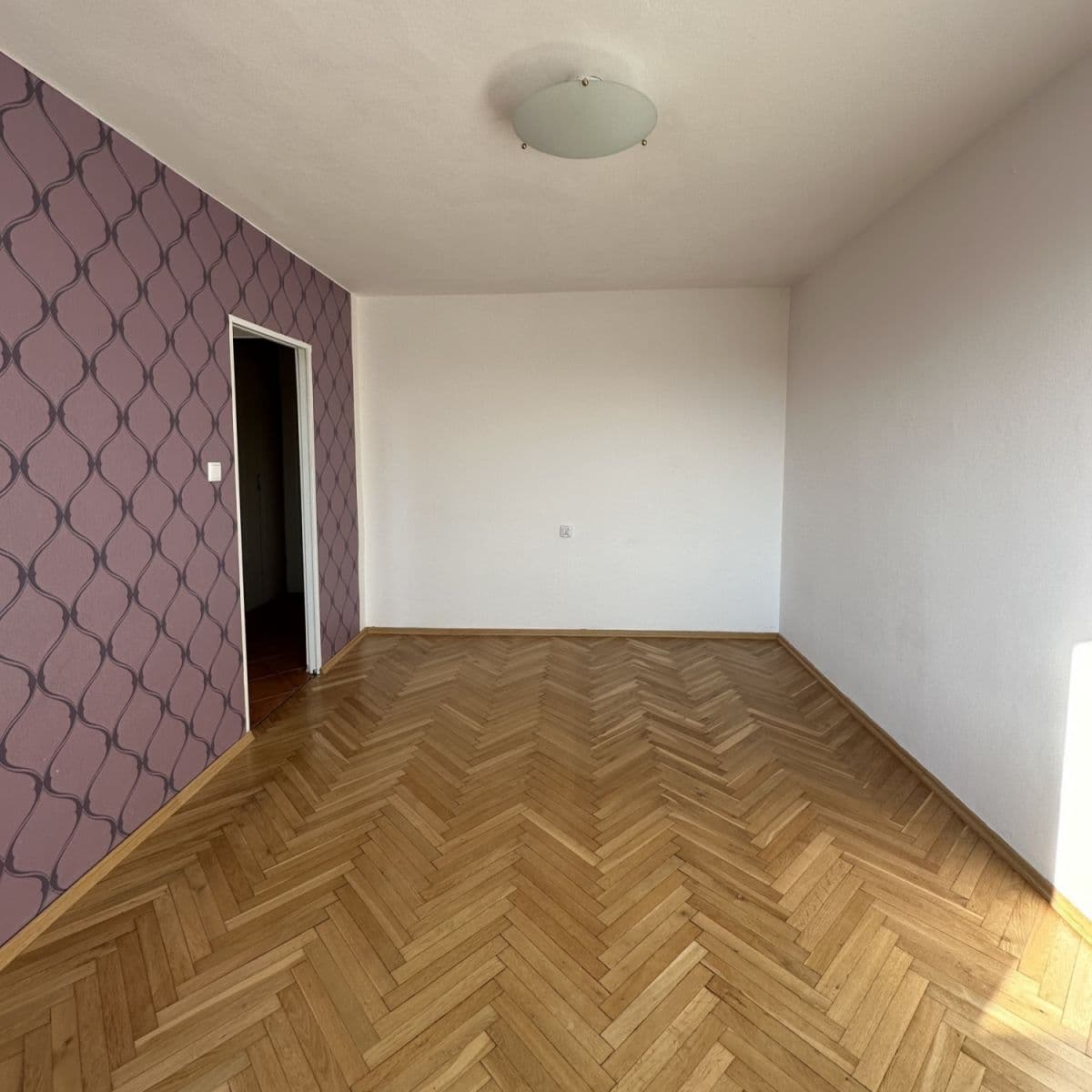 Светлая угловая квартира с большим балконом в центре города – 8