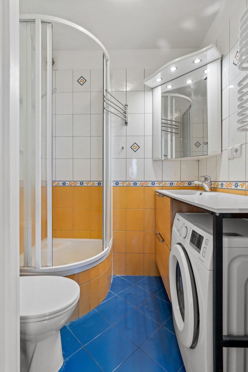 Светлая угловая квартира с большим балконом в центре города – 11