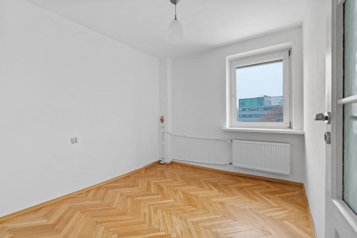 Светлая угловая квартира с большим балконом в центре города – 12