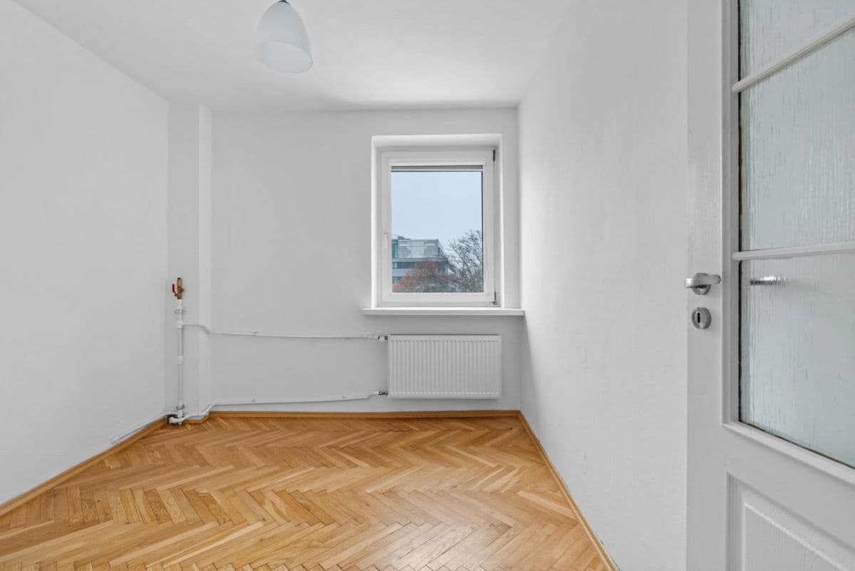 Светлая угловая квартира с большим балконом в центре города – 13