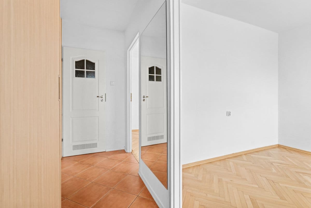 Светлая угловая квартира с большим балконом в центре города – 16