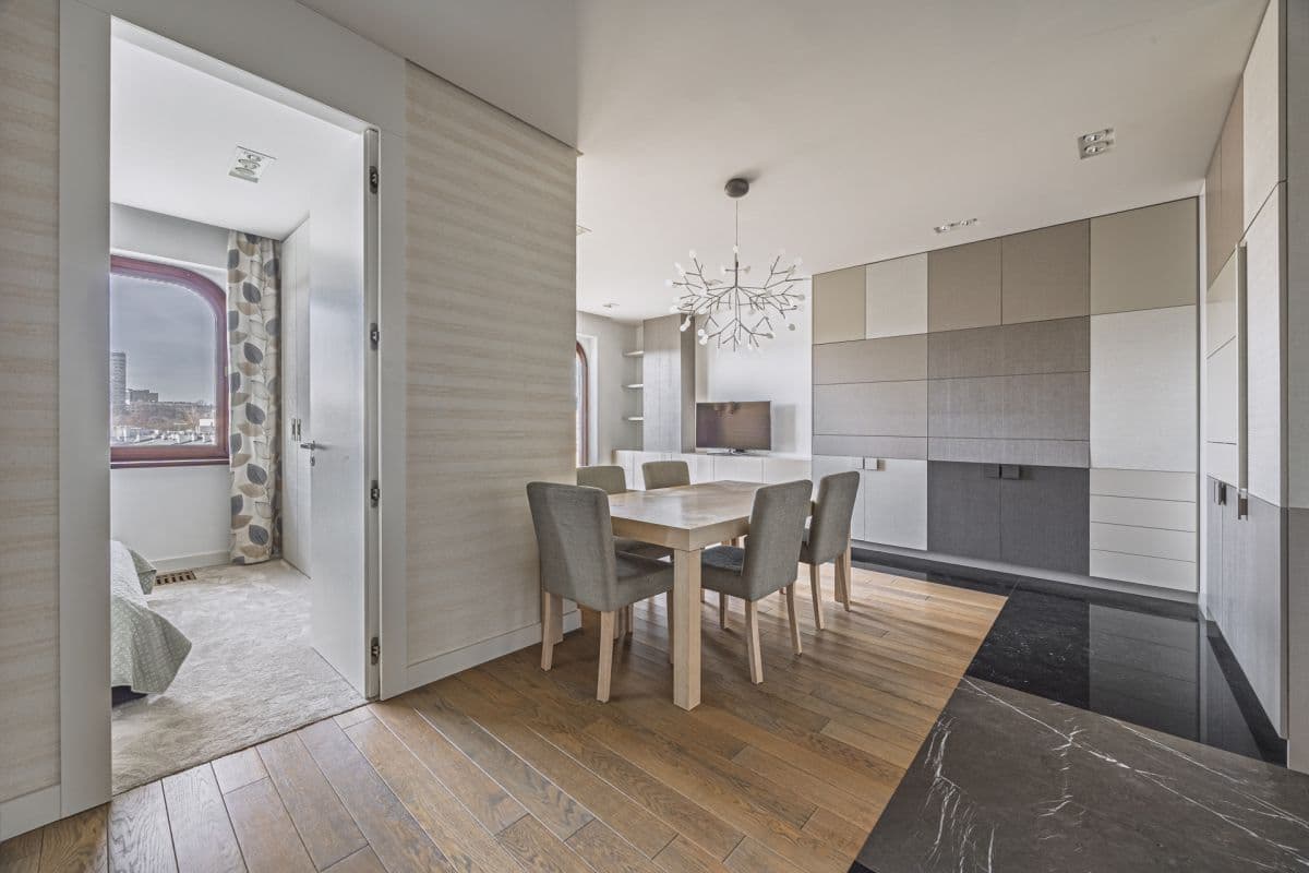 Компактная квартира с бассейном и тренажерным залом – 8