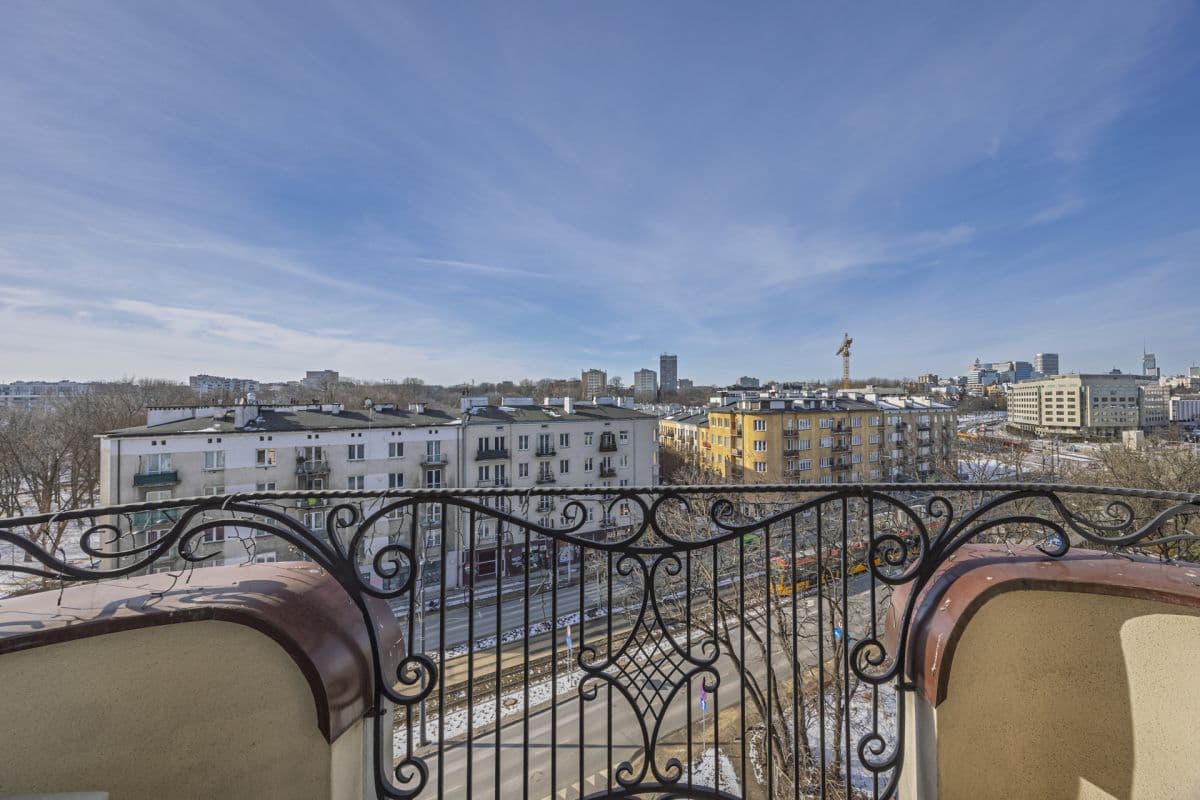 Компактная квартира с бассейном и тренажерным залом – 12