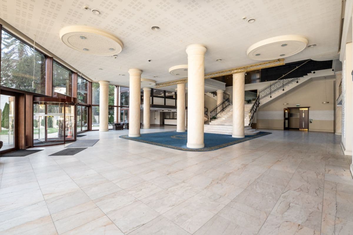 Компактная квартира с бассейном и тренажерным залом – 14