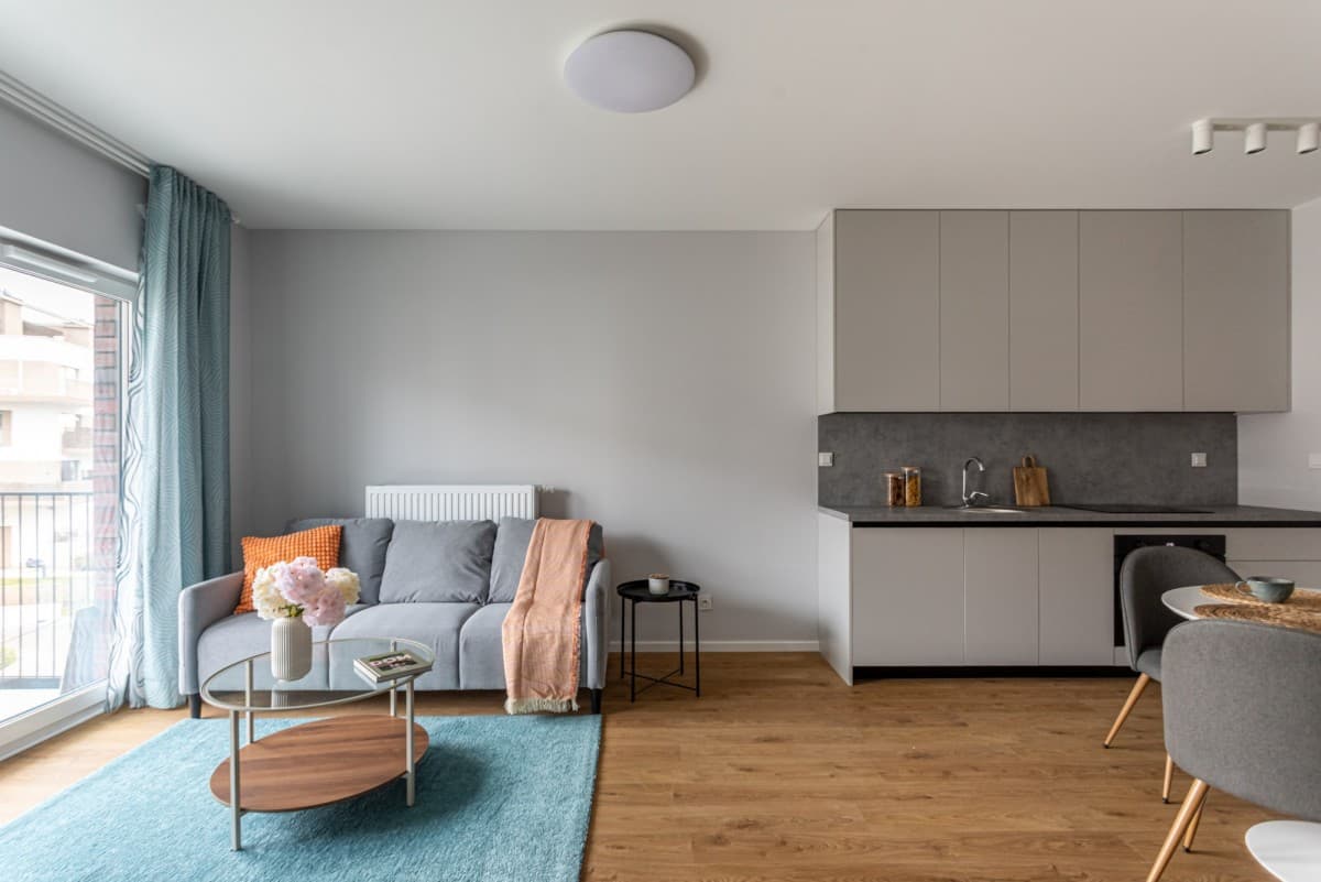 Современная 2-комнатная квартира с балконом в Бемово – 2