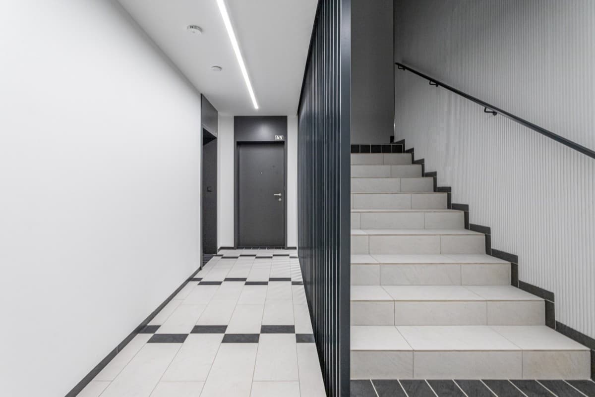 Современная 2-комнатная квартира с балконом в Бемово – 17