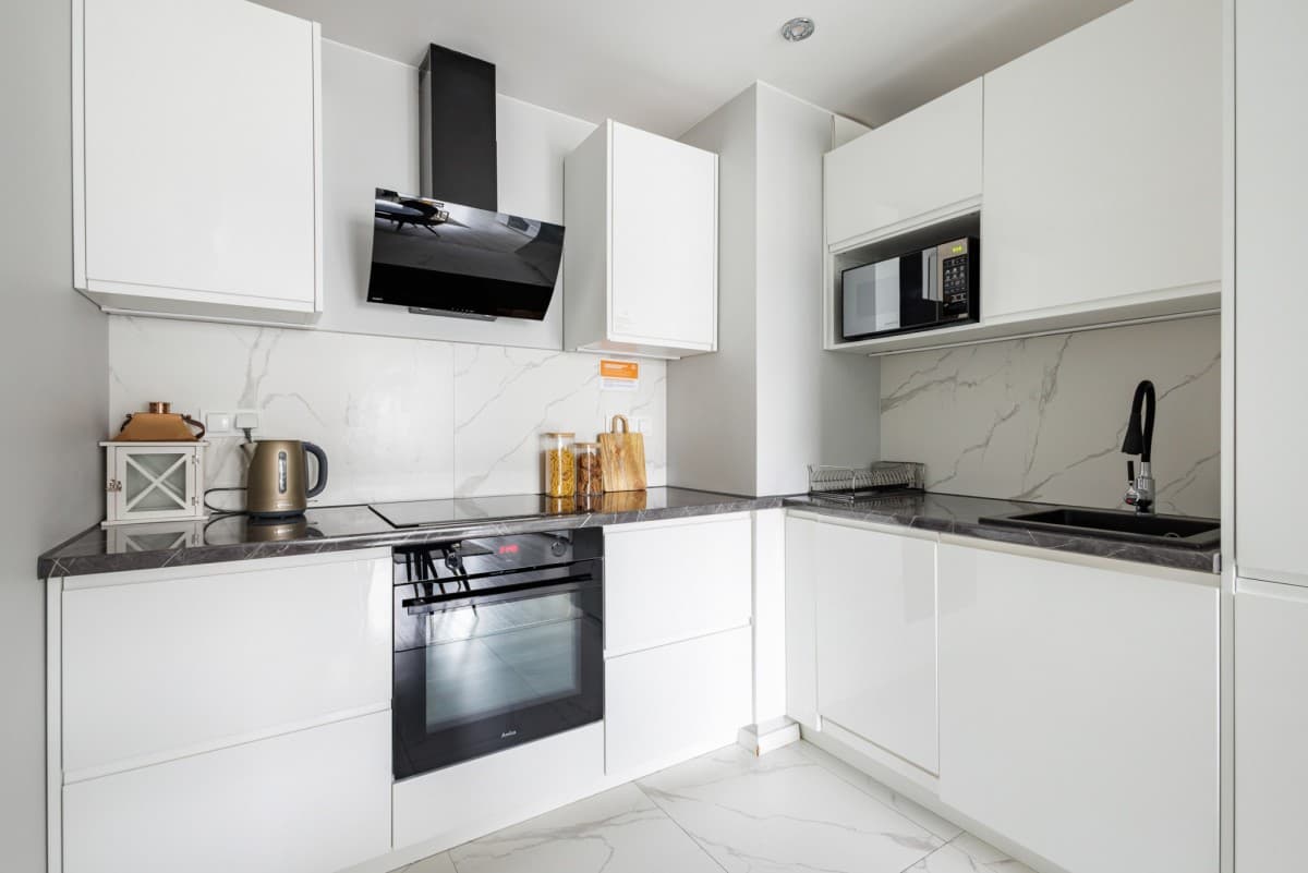 Стильная двухкомнатная квартира в безопасном комплексе – 5