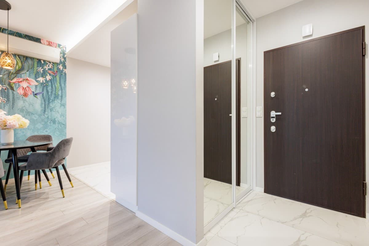 Стильная двухкомнатная квартира в безопасном комплексе – 10