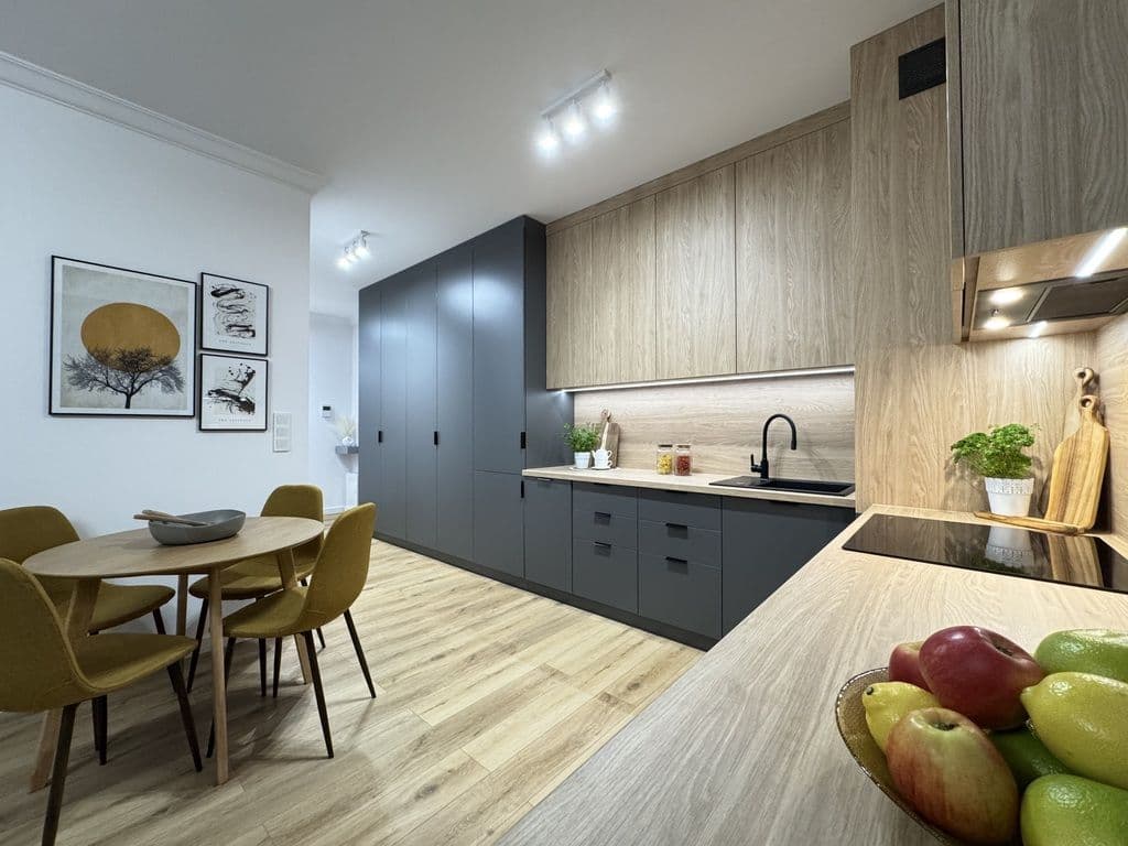 Современная 3-комнатная квартира с балконом в Охоте – 1