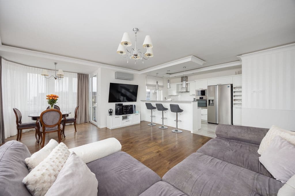 Просторная четырехкомнатная квартира у метро Вилановска – 2