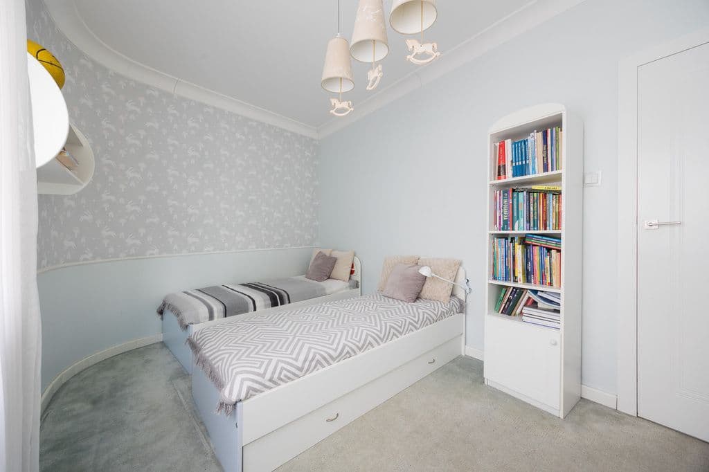 Просторная четырехкомнатная квартира у метро Вилановска – 12