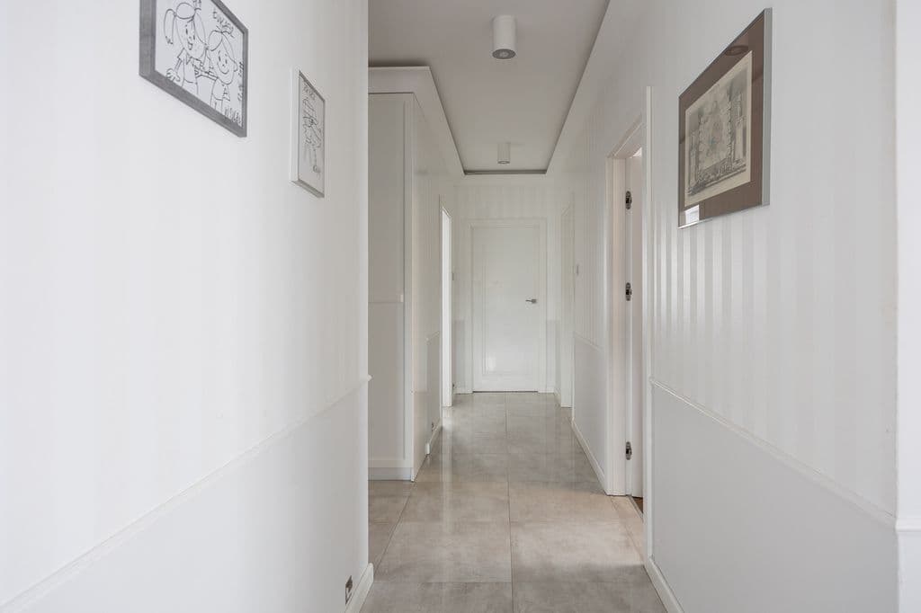 Просторная четырехкомнатная квартира у метро Вилановска – 16