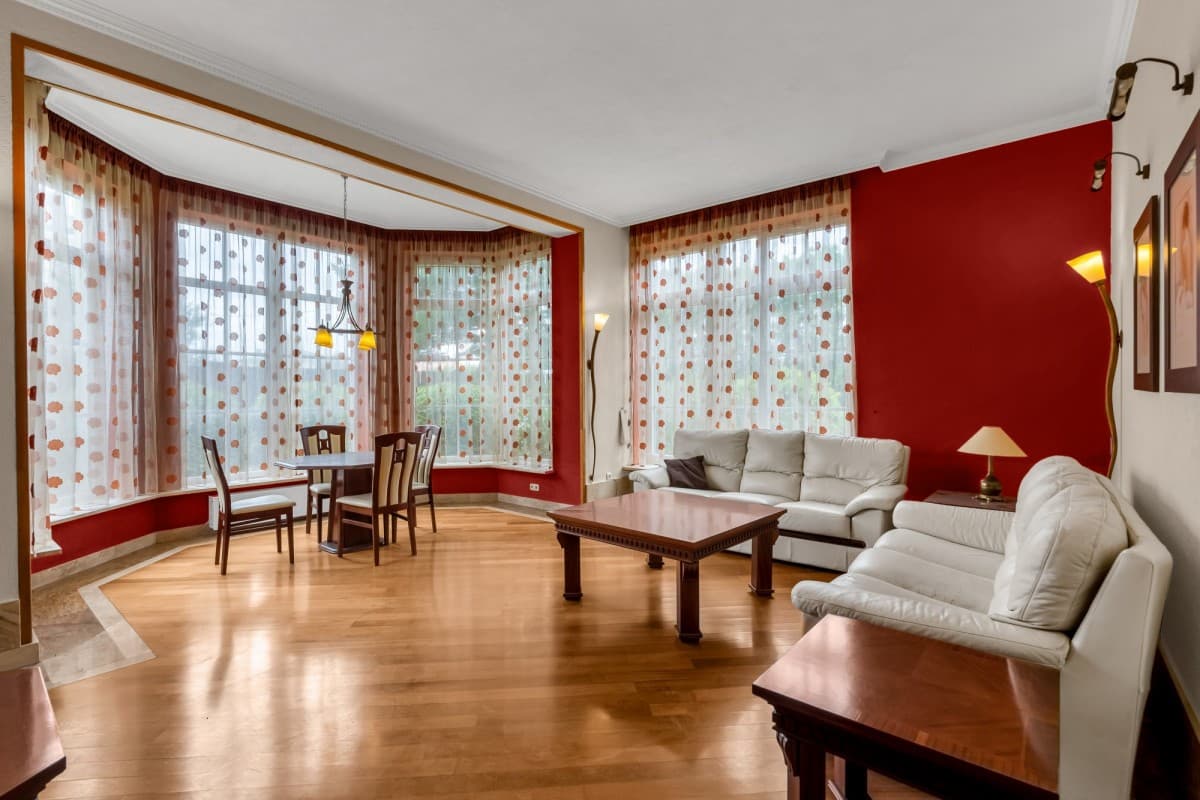 Piękny dom z basenem w spokojnej okolicy – 9