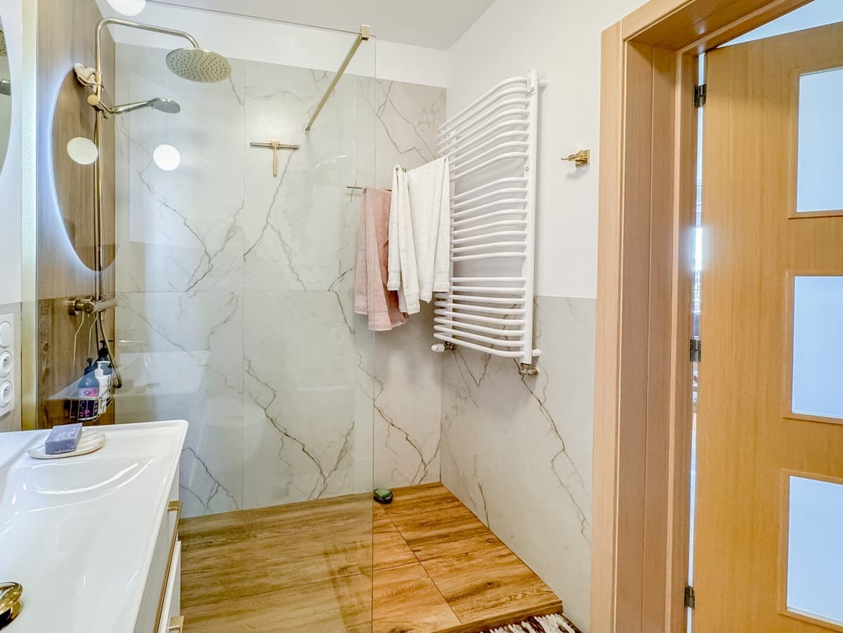 Spacious, private two-level apartment with garden – 12