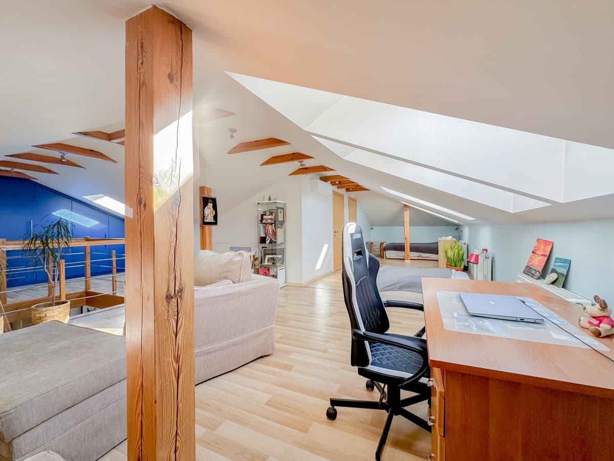 Spacious, private two-level apartment with garden – 13