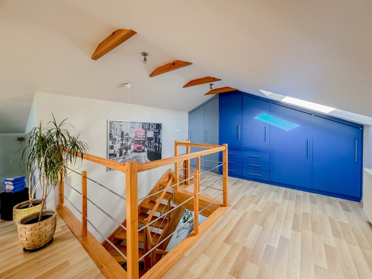 Spacious, private two-level apartment with garden – 14