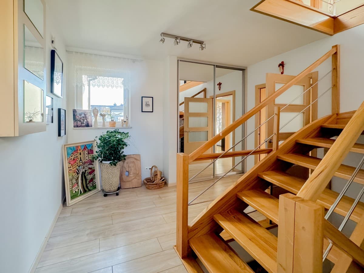 Spacious, private two-level apartment with garden – 15