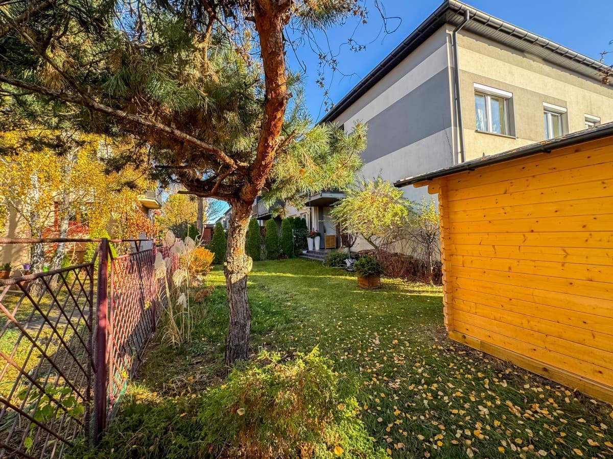 Spacious, private two-level apartment with garden – 17