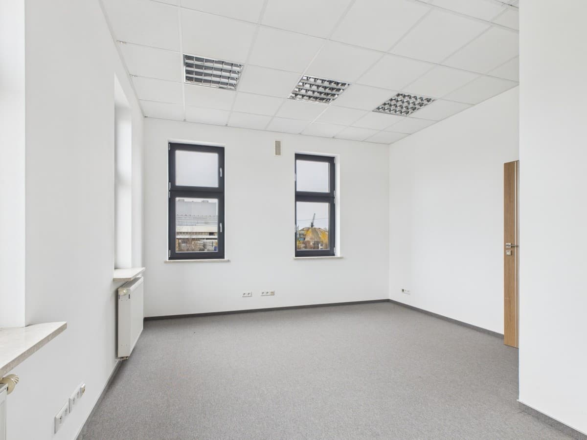 Functional 60 m² office in Warsaw Film Center – 1