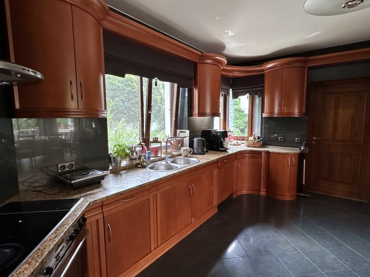 Spacious villa with jacuzzis on quiet street – 8