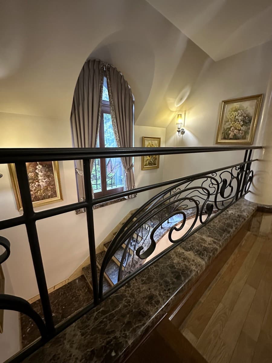 Spacious villa with jacuzzis on quiet street – 10