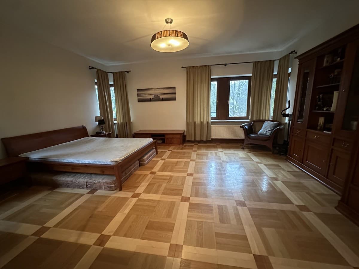 Spacious villa with jacuzzis on quiet street – 14