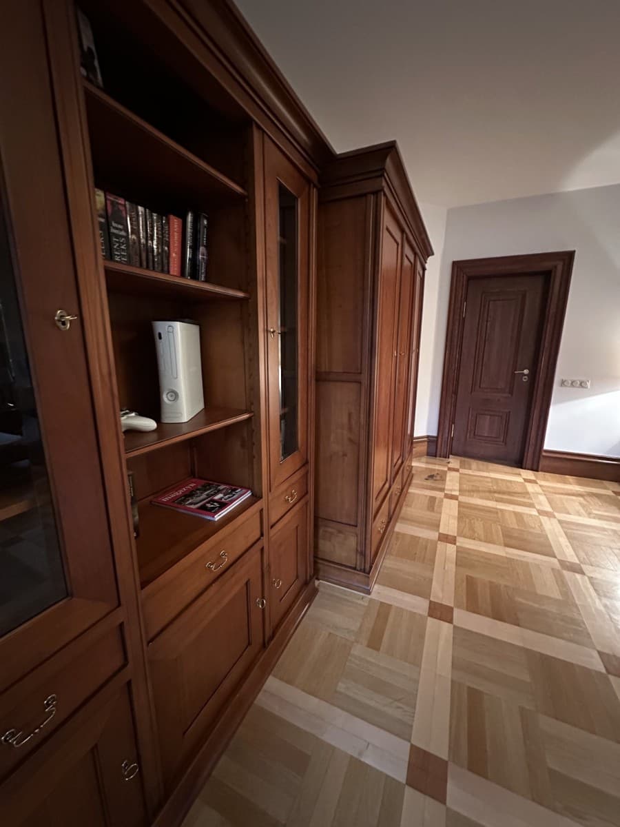 Spacious villa with jacuzzis on quiet street – 16