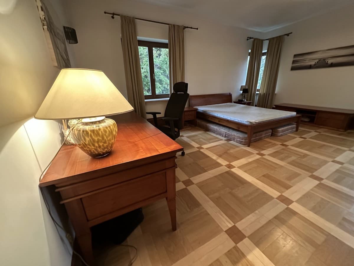 Spacious villa with jacuzzis on quiet street – 15