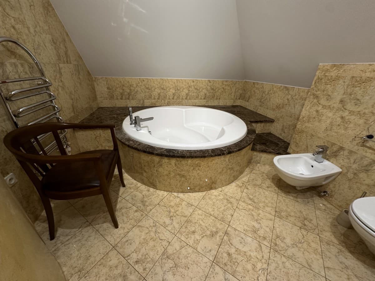 Spacious villa with jacuzzis on quiet street – 19