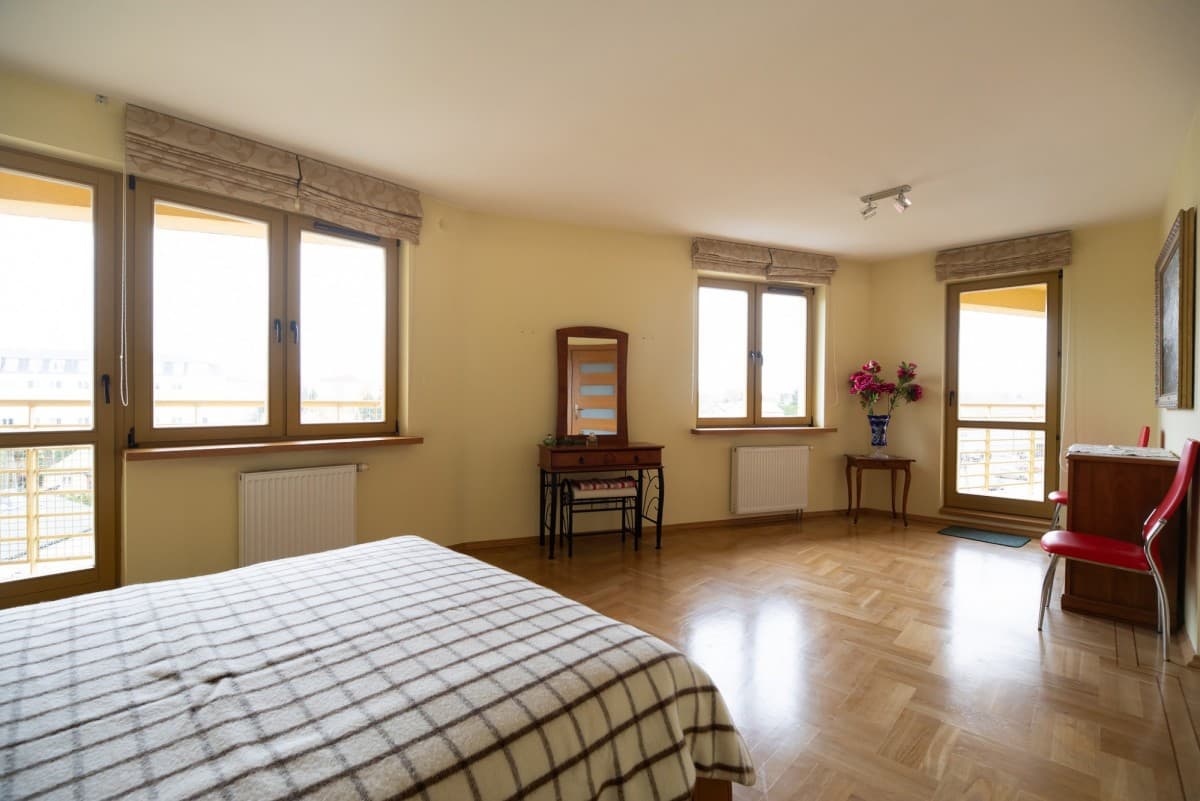 Spacious two-level apartment with pool in Konstancin – 19