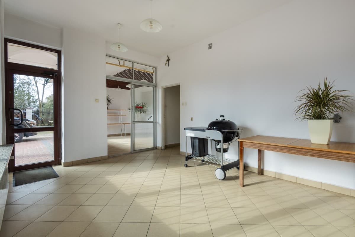 Home with 3 commercial premises in Stara Miłosna – 4