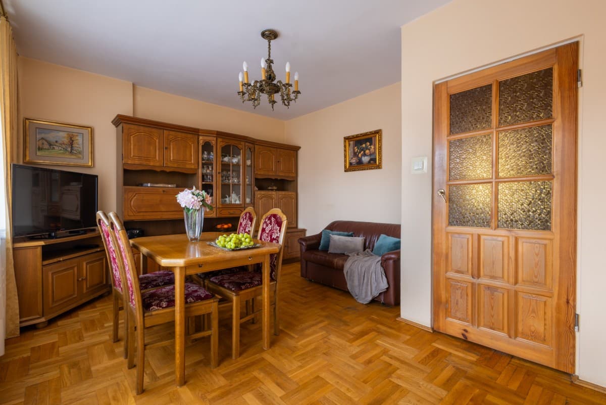 Residential and commercial property with 3 rental units – 6